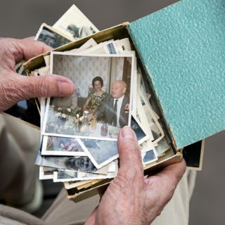 Hände halten Erinnerungsfotos