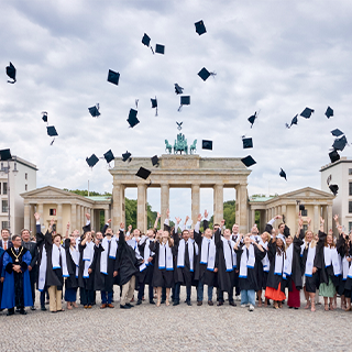 Ein unvergesslicher Moment: Der traditionelle Hutwurf vor der imposanten Kulisse des Brandenburger Tors