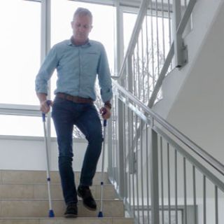 Patient beim Treppensteigen
