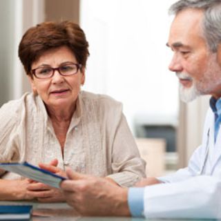 Patientin und Arzt im Gespräch