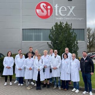 Bild: Gruppenfoto vor dem Sitex-Gebäude