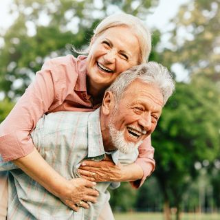 Das Motiv zeigt ein glückliches älteres Paar