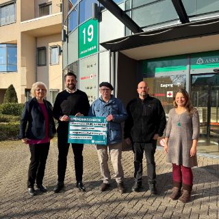 Das Bild zeigt die Spenden übergabe an den Hospizverein