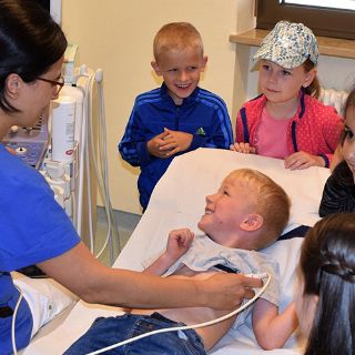 Dr. Yasmin Qamer zeigt den Kindern, wie Ultraschall funktioniert.