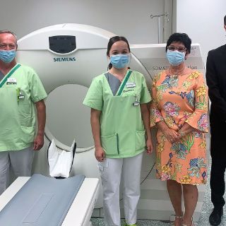 v. li. Dr. Josef Zäch, Peter Wolf, Verena Dechant, Alice Böhm, Andreas Neumann, Steffen König im CT-Raum. 