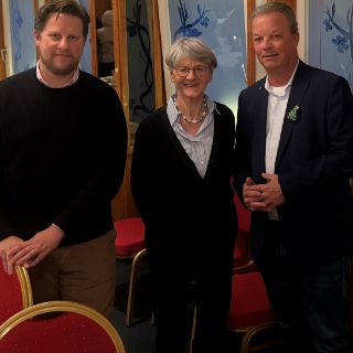 v.l. Dorian Denner, Klinikmanager der Asklepios Harzkliniken, Jutta Fricke, Vorsitzende Grüne Damen der Asklepios Harzklinik Goslar, und Ralf Nehmzow, Sprecher der Asklepios Kliniken Region Harz