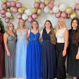 eun junge Frauen haben am Asklepios Bildungszentrum Harz erfolgreich ihre dreijährige Ausbildung zur Pflegefachfrau abgeschlossen.