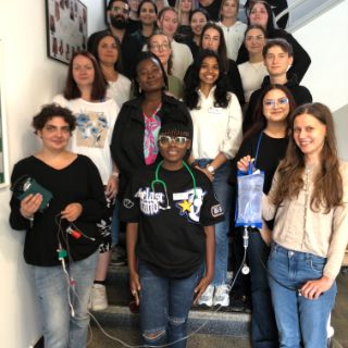 Mit herzlichen Empfängen und vielen Informationen rund um den Start hat das Asklepios Bildungszentrum Harz an seinen Standorten in Goslar und in Seesen insgesamt mehr als 50 neue Auszubildende begrüßt – sie haben dort ihre dreijährige Ausbildung zur Pflegefachfrau bzw. zum Pflegefachmann begonnen. Die angehenden Pflegekräfte werden künftig primär in der Asklepios Klinik Schildautal in Seesen und in den Asklepios Harzkliniken in Goslar und Bad Harzburg theoretisch und praktisch auf ihren Beruf vorbereitet – ein bed