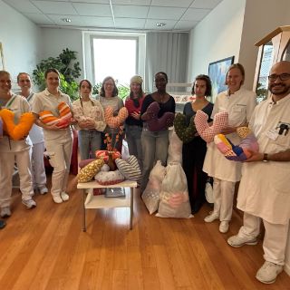 Schülerinnen und Lehrerinnen des Robert-Koch-Gymnasiums in Clausthal-Zellerfeld überreichen Mitarbeitenden des Asklepios Harzkliniken die selbst genähten Herzkissen für die Brustkrebs-Patient:innen – rechts Ahmed Zidan, Chefarzt der Klinik für Frauenheilkunde und Geburtshilfe der Asklepios Harzkliniken, daneben Dr. med. Larissa Henze, Ärztliche Direktorin der Asklepios Harzkliniken 