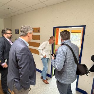 Ehre für das Asklepios-Engagement: Dr. Alexander Saipa, Landrat  des Landkreises Goslar,  besuchte  die Kinderarztpraxis im Asklepios MVZ in Goslar. Mit 50.000 Euro fördert die Kreisverwaltung die Übernahme der Praxis für Kinder- und Jugendmedizin durch das Asklepios MVZ Harz. Kinder- und Jugendmediziner ist dort seit Mai 2025  Dr. med. Alan Hasan. Florian Nachtwey, Geschäftsführer des Asklepios MVZ, sowie dessen kaufmännische Leitung des MVZ, Sophia Arbogast, dankten für die Förderung.    