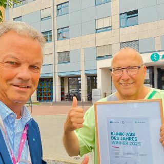 Preisträger Hauke Lorenz (rechts.) und Ralf Nehmzow, Sprecher der Asklepios Region Harz, der ihm die Klinik-Ass-Urkunde überreichte. 