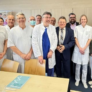 Niedersachsens Gesundheitsminister Dr. Andreas Philippi besuchte die Asklepios Harzklinik in Goslar, um sich vor Ort über zentrale medizinische und organisatorische Bereiche zu informieren. Florian Nachtwey, Regionalgeschäftsführer der Asklepios Region Harz, und Dr. med. Larissa Henze, Ärztliche Direktorin der Asklepios Harzkliniken, begleiteten den Besuch, mit dabei war auch der Landrat des Landkreises Goslar, Dr. Alexander Saipa. Das Bild zeigt den Minister mit Chefärzt:innen u.a.