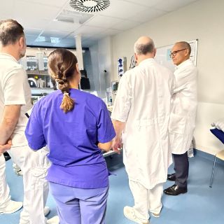 Die Asklepios Harzkliniken verstärken ihr chirurgisches Leistungsspektrum auf dem Gebiet der Pankreaschirurgie: Es geht um eine neue, bislang in der Region einzigartige Kooperation mit einem renommierten Experten einer der führenden Fachzentren Deutschlands in Hamburg. Die Pankreaschirurgie umfasst die operative Behandlung von Erkrankungen der Bauchspeicheldrüse. Die Kooperation ist Bestandteil der onkologischen „Taskforce“ der Asklepios Harzkliniken, mit der die Versorgung onkologischer Patientinnen und Patienten am Klinik-Standort Goslar strukturiert weiterentwickelt und auf hohem fachlichem Niveau vernetzt wird.   Das Foto zeigt Prof. Oldhafer (r.) beim Klinik-Rundgang in der Asklepios Harzklinik Goslar. 