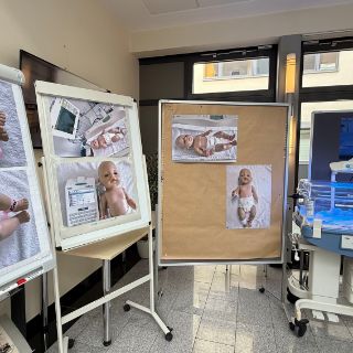 Welt-Tag der Patientensicherheit: In der Asklepios Harzklinik in Goslar, wo es auch eine Geburtsklinik und eine Wochenstation gibt, ging es schwerpunktmäßig um Informationen zur sicheren Versorgung von Neugeborenen und Kindern, denn – so das Motto der WHO – „ein gesundes Kind ist die beste Voraussetzung für ein gesundes Leben“. Ein besonderes Highlight war die Beteiligung der Kindertagesstätte St. Georg in Goslar: Kinder brachten sich spielerisch in Mitmach-Aktionen ein und machten so deutlich, dass Sicherheitsbewusstsein bereits früh beginnen kann, beispielsweise Handhygiene. An verschiedenen Stationen erklärten Fachkräfte praxisnah, wie Risiken im Klinikalltag minimiert und Abläufe für Patient:innen noch sicherer gestaltet werden können. 