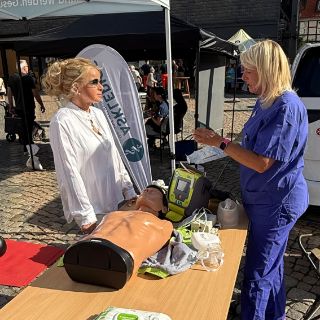 Goslars Oberbürgermeisterin Urte Schwerdtner informierte sich beim Präventionstag unlängst am Stand der Asklepios Harzkliniken über Reanimationstraining für Laien, rechts Marion Kruse, Fachschwester für Anästhesie und Intensivmedizin der Asklepios Harzkliniken