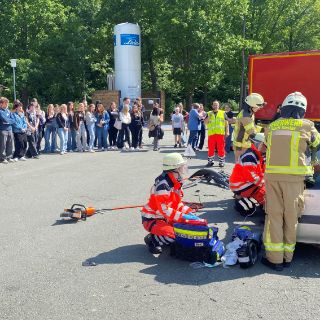 Erfolgreicher Präventionstag in der Asklepios Harzklinik Goslar: Was passiert, wenn man unter Alkohol- oder Drogeneinfluss in einen schweren Verkehrsunfall gerät? Oder, wenn man mit dem Handy während der Fahrt abgelenkt ist? Mit diesen Fragen beschäftigten sich an diesem Donnerstag mehr als 90  Schülerinnen und Schüler aus Goslar und der Region im Landkreis Goslar. Beim zehnten Präventionstag: „Stay alive“ (Bleibe am Leben) erlebten sie auf dem Gelände der Asklepios Harzklinik Goslar beispielsweise das Szenario eines nachgestellten schweren Unfalls hautnah. 