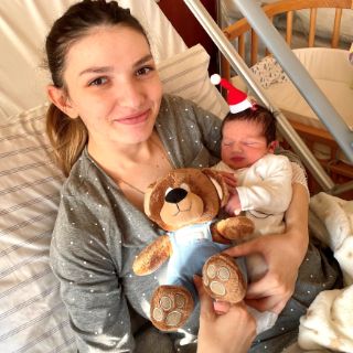 Das Foto zeigt die 25 Jahre alte Mutter Marina Rusta und ihr Weihnachtsbaby Konstantinos 