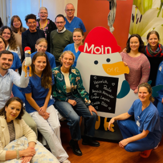 Gemeinsam mit der Klinikleitung hat das Hebammenkonto Altona unter den Bedingungen des Hebammenhilfevertrags die Zusammenarbeit bestätigt – für eine sichere und individuzelle Geburtshilfe im PNZ Altona.