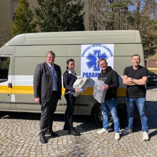  RGF Patrick Hilbrenner und Zentrumsleiterin Katrin Richter-Pudel übergeben Hilfsmittel