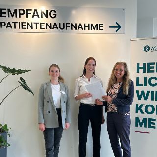 v.l.n.r. Corinna Schneider (Klinikmanagerin), Nina Krumrey, (Stipendiatin), Marianne Heurich (Personalleiterin)