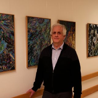 Richard Jähner vor seinen Bildern