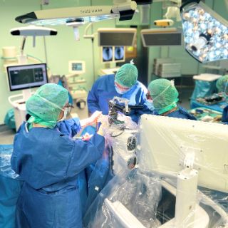 Das OP-Team bei der Durchführung einer Kniegelenkersatzoperation