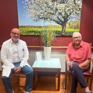 Dr. Marco Strauch mit zufriedenem Patienten