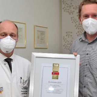 Prof. Dr. Heiko Graichen (li) und Daniel Weiß freuen sich über die Auszeichnung. 