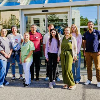 Die neuen Azubis aus Lindenlohe mit Pflegedirektor Alexander Ebert