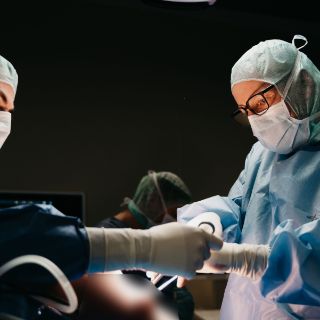 Dr. Boris Herbst bei der Operation