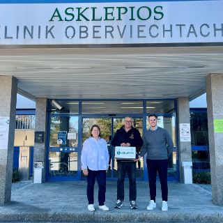 Übergabe des Erste-Hilfe-Koffers mit Geschäftsführer Felix Sasse