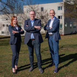 Das Bild zeigt den Oberarzt Dr. Blaß, sowie den Chefarzt Dr. Scherk und die Geschäftsführerin Frau Rennerich