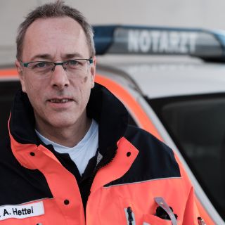 Das Motiv zeigt Chefarzt Dr. Hettel in Notarztkleidung
