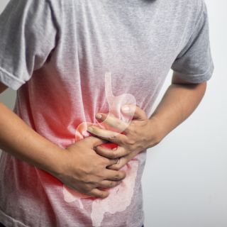 Das Motiv zeigt einen Mann, der sich den Bauch festhält