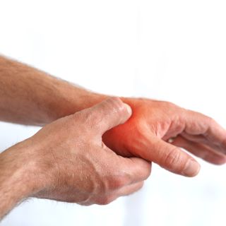 Das Motiv zeigt eine Hand, welche auf den Daumen der anderen Hand drückt