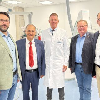 Der CDU-Bundestagsabgeordnete Prof. Dr. Reza Asghari, der Seesener Bürgermeister Erik Homann, Seesens Vizebürgermeister Jürgen Nitsche sowie der CDU-Stadtverbandsvorsitzende Daniel Beyer, trafen sich mit Prof. Dr. med. Hendrik Bonnemeier, Chefarzt der Kardiologie und Inneren Medizin der Schildautal-Klink.