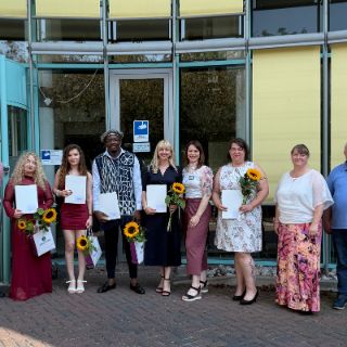 Das Asklepios Bildungszentrum Harz in Seesen verabschiedete jetzt den Kurs 2022/25H mit insgesamt fünf Absolventinnen und Absolventen. In einer dreijährigen Ausbildung zu Pflegefachkräften an der Asklepios Klinik Schildautal Seesen wurden sie bestmöglich auf die Pflegewelt vorbereitet. Zwei von Ihnen glänzten besonders: Sie erhielten die Note „Sehr gut“. Im Anschluss an die Zeugnisübergabe feierten Absolventinnen, Absolventen, Mitarbeitende und Angehörige in der Klinik. Zum Abschluss der Ausbildungsphase zogen Azubis und Lehrkräfte eine positive Bilanz: Die Zusammenarbeit über kulturelle Grenzen hinweg hat eine robuste Gemeinschaft entstehen lassen, von der alle Beteiligten profitieren konnten, so der Tenor. 