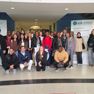 Mit herzlichen Empfängen und vielen Informationen rund um den Start hat das Asklepios Bildungszentrum Harz an seinen Standorten in Goslar und in Seesen insgesamt mehr als 50 neue Auszubildende begrüßt – sie haben dort ihre dreijährige Ausbildung zur Pflegefachfrau bzw. zum Pflegefachmann begonnen. Die angehenden Pflegekräfte werden künftig primär in der Asklepios Klinik Schildautal in Seesen und in den Asklepios Harzkliniken in Goslar und Bad Harzburg theoretisch und praktisch auf ihren Beruf vorbereitet – ein bedeutender Schritt in eine verantwortungsvolle und erfüllende Zukunft.   Das Foto zeigt die neuen Asklepios-Azubis in Seesen