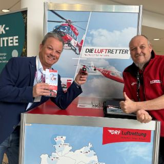 Im Foyer der Klinik informierte jetzt ein Team der DRF Luftrettung an einem Stand Patient:innen und Mitarbeitende über ihre Arbeit, l. Asklepios-Pessesprecher Region Harz, Ralf Nehmzow und Stefan Clausert von der DRF Luftrettung 