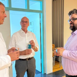 Das Bild zeigt (l.) den neuen Chefarzt Prof. Hendrik Bonnemeier, seinen Vorgänger Dr. Mletzko, Regionalgeschäftsführer Florian Nachtwey 
