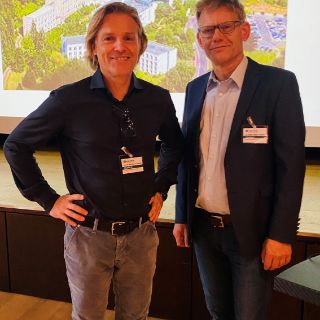 Die Referenten: Dr. med. Ralph Carsten Thinius (r.), Chefarzt der Klinik für Neurologie und der Neurologischen Früh-Rehabilitation in der Asklepios Klinik Schildautal Seesen, und Prof. Dr. med. Kai-Michael Scheufler, Chefarzt der Neurochirurgie und zugleich Ärztlicher Direktor der Seesener Schildautal-Klinik. 