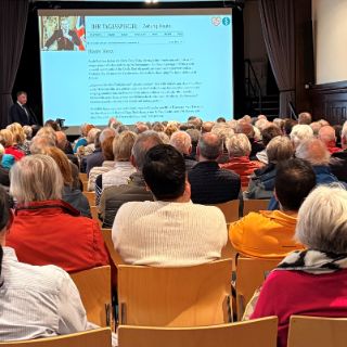 Großer Andrang im Jacobson-Haus in Seesen: Mehr als 120 interessierte Bürgerinnen und Bürger folgten der Einladung der Asklepios Klinik Schildautal Seesen: Im Rahmen des Gesundheitsforums referierte Professor Dr. med. Hendrik Bonnemeier, Chefarzt der Klinik für Innere Medizin und Kardiologie, über das Thema „Herzrhythmusstörungen und innovative Behandlungsmöglichkeiten“. 