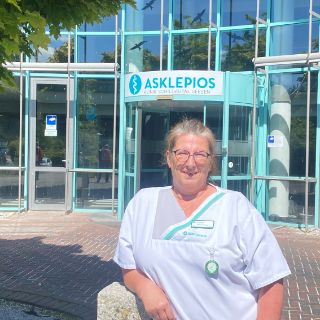 Rita Heinrichs: Die gelernte Kinderpflegerin, die seit 2012 in der Asklepios Klinik Schildautal in Seesen unterstützend im Pflegebereich tätig war, sich dort über Jahre fortbildete, hat nun an der berufsbildenden Schule in Bad Harzburg im Alter von 62 Jahren die externe Prüfung zur staatlich geprüften Pflegeassistentin erfolgreich bestanden 