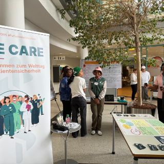 Welttag der Patientensicherheit: In der Asklepios Klinik Schildautal in Seesen gab es auch ein breites Programm, dies hatten neben der Pflege die Pflege-Azubis des Asklepios Bildungszentrums Seesen weitgehend mitgestaltet. Mit vielfältigen Aktionen, Informationsständen und Mitmachangeboten wurden Besucher:innen, Mitarbeitende über wichtige Aspekte rund um das Thema Patienten-Sicherheit in Kliniken informiert.  