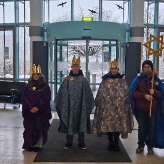 Die Sternsinger aus Seesen besuchten jetzt auch die Asklepios Klinik Schildautal Seesen. Die Pflegebereichsleitung und weitere Mitarbeiter:innen begrüßten sie und bedankten sich für die Segenswünsche. Traditionell sind die Sternsinger in Deutschland Anfang des Jahres unterwegs, um in den Gewändern der Heiligen Drei Könige mit dem Kreidezeichen „20*C+M+B+26“, den Segen „Christus segne dieses Haus“ zu den Menschen zu bringen und für Kinder in Not zu sammeln.   