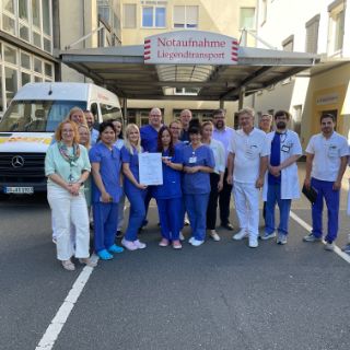 Deutsche Schlaganfall-Gesellschaft (DSG) und die Stiftung Deutsche Schlaganfall-Hilfe haben die Schlaganfallstation („Stroke Unit“) der Klinik für Neurologie in der Asklepios Klinik Schildautal erneut als überregionale „Stroke Unit“ zertifiziert.  Das Bild zeigt Mitglieder des Teams