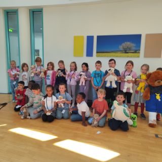 Insgesamt mehr als 60 Kinder im Alter von fünf bis sechs Jahren kamen mit ihren „kranken“ Stofftieren an drei Terminen zur „Teddy-Sprechstunde“. Die Vorschüler:innen der Städtischen Kindertagesstätte Astfeld, der Kindertagesstätte „St.-Annen-Straße“ aus Seesen sowie der Kita „Am Schulplatz“ aus Seesen erlebten kürzlich einen Vormittag mit umfassenden Einblicken in den Klinik-Alltag, um den  jungen Gästen die Abläufe im Krankenhaus näherzubringen.