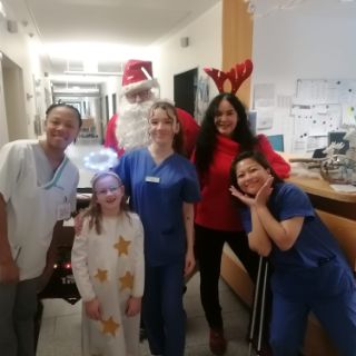 In der Asklepios Harzklinik Goslar besuchten Klinikmanager Dorian Denner, Referentin der Geschäftsführung, Maria Zänger,  und Marika Strube sowie Amanda Körber vom Pflegemanagement die Stationen, überbrachten den Mitarbeitenden ihre Wertschätzung persönlich. Auch in der Asklepios Klinik Schildautal Seesen  verteilte Annett Dziuba aus dem Pflegemanagement, stellvertretend für die Klinikleitung  – zusammen mit einem Weihnachtsmann und einem Engel – kleine Geschenke.