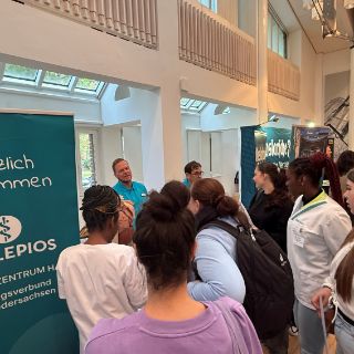 Großer Andrang beim Infostand von Asklepios im Goslarer Kreishaus: Mitarbeitende des Asklepios Bildungszentrums Harz mit den Standorten Goslar und Seesen präsentieren sich auf der diesjährigen Berufsstarterbörse des Landkreises Goslar gemeinsam mit zahlreichen weiteren Unternehmen und Institutionen.