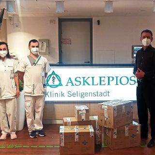 Das Bild zeigt den GF und zwei Mitarbeitende bei der Übergabe Medikamentenspende für die Erdbebenopfer in der Türkei